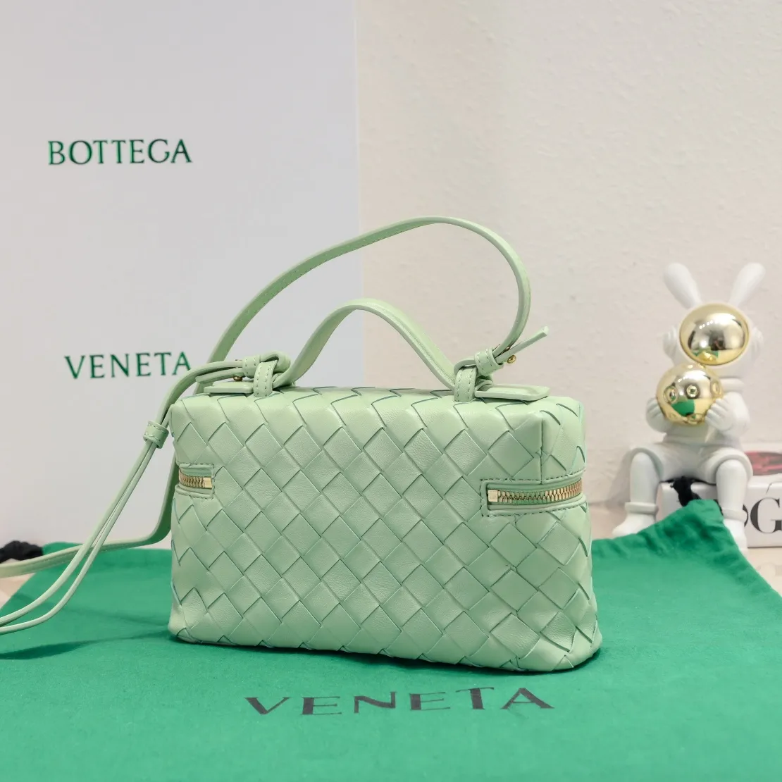 Batch 1360 Bottega Veneta 24 spring and summer woven zipper crossbody bag. A crossbody bag that can be used as a cosmetic bag. The exquisite weaving and compact body are an indispensable accessory for the upcoming summer. The double zipper also better protects the bag. It has a large capacity. If you like it, don’t miss it. Style number: 9109 Size: 22*12.5*5cm